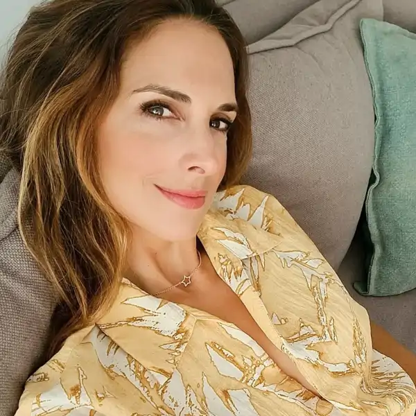 Nuria Fergó en el sofá de su casa