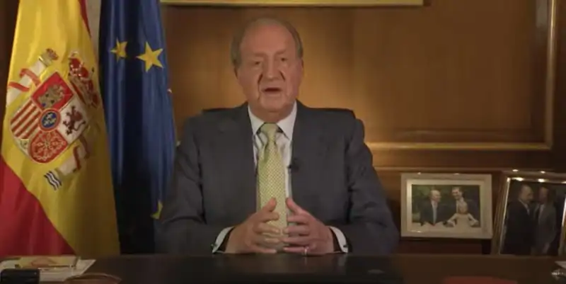 Plano del mensaje de abdicación de Juan Carlos I en el que se pueden apreciar los retratos de su hijo y nieta y el de su padre.