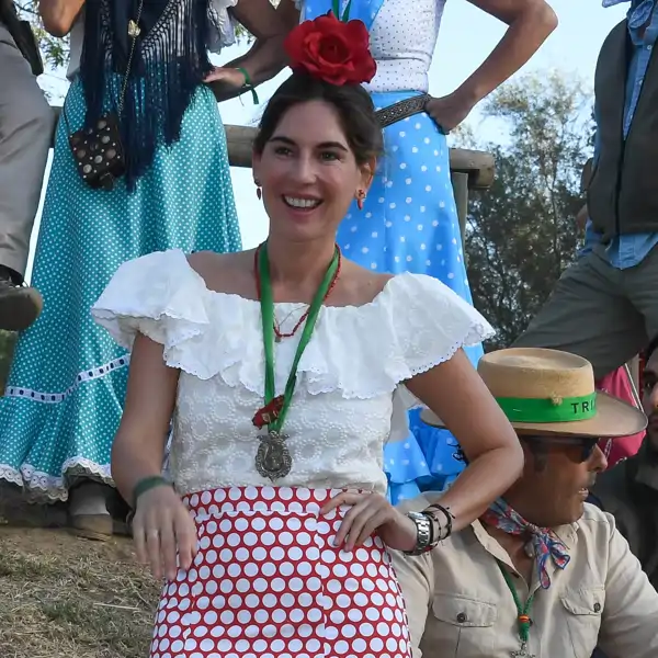 Si no tienes bata rociera estos 3 tops son la alternativa con más estilo para combinar falda o pantalón en el camino de El Rocío