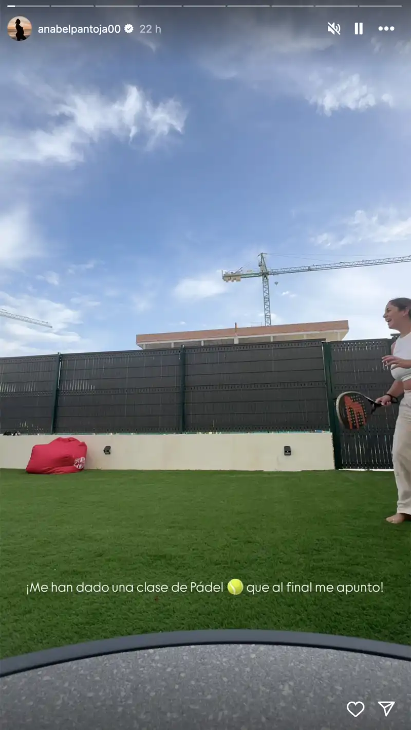 Anabel Pantoja en el jardín de su prima