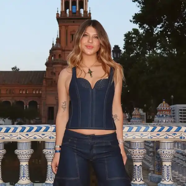 Anita Matamoros sorprende con el conjunto vaquero más original y con los pantalones 'Aladdin' que vuelven a ser tendencia este verano