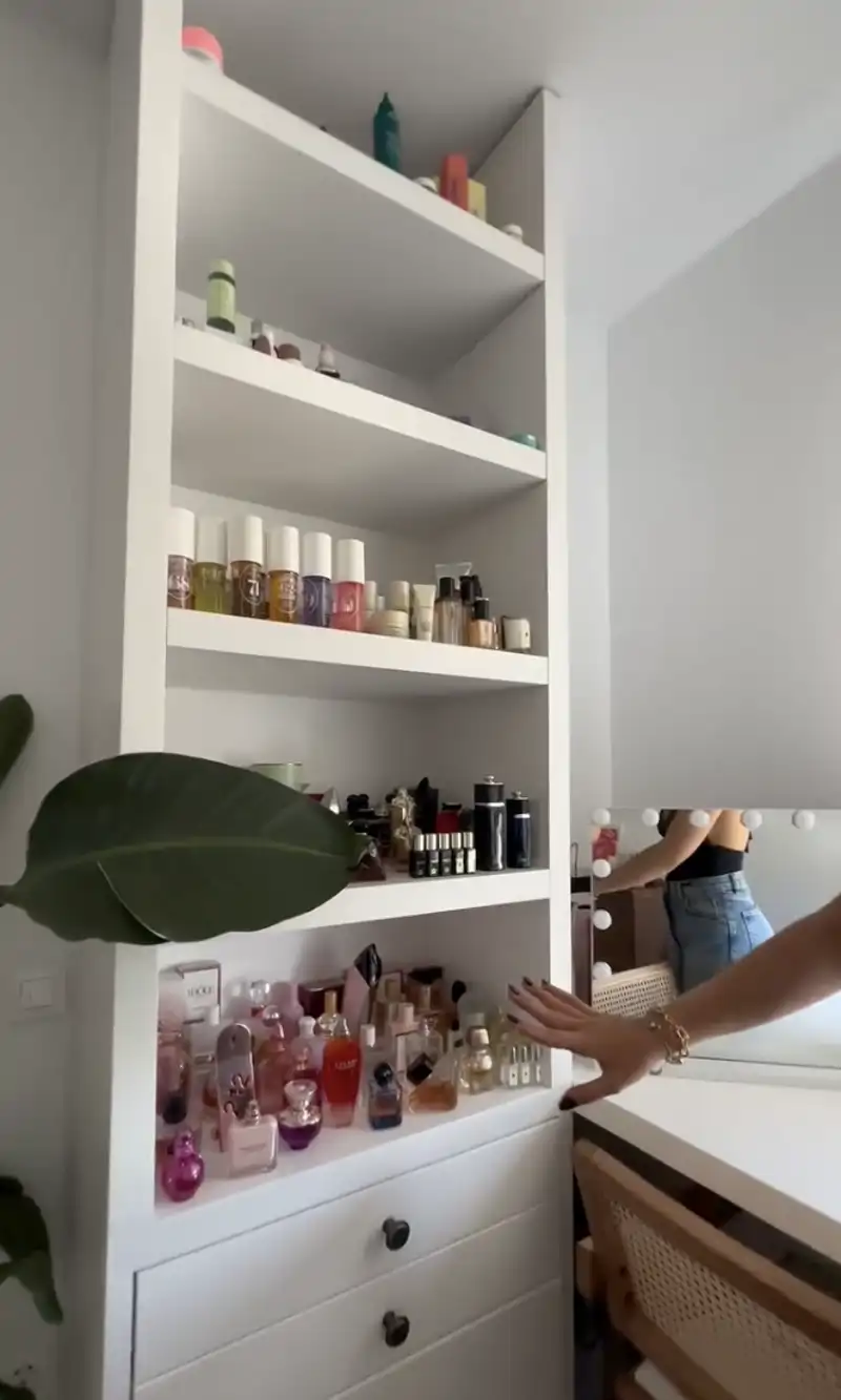 El estudio y su armario lleno de perfumes, skincare y maquillaje