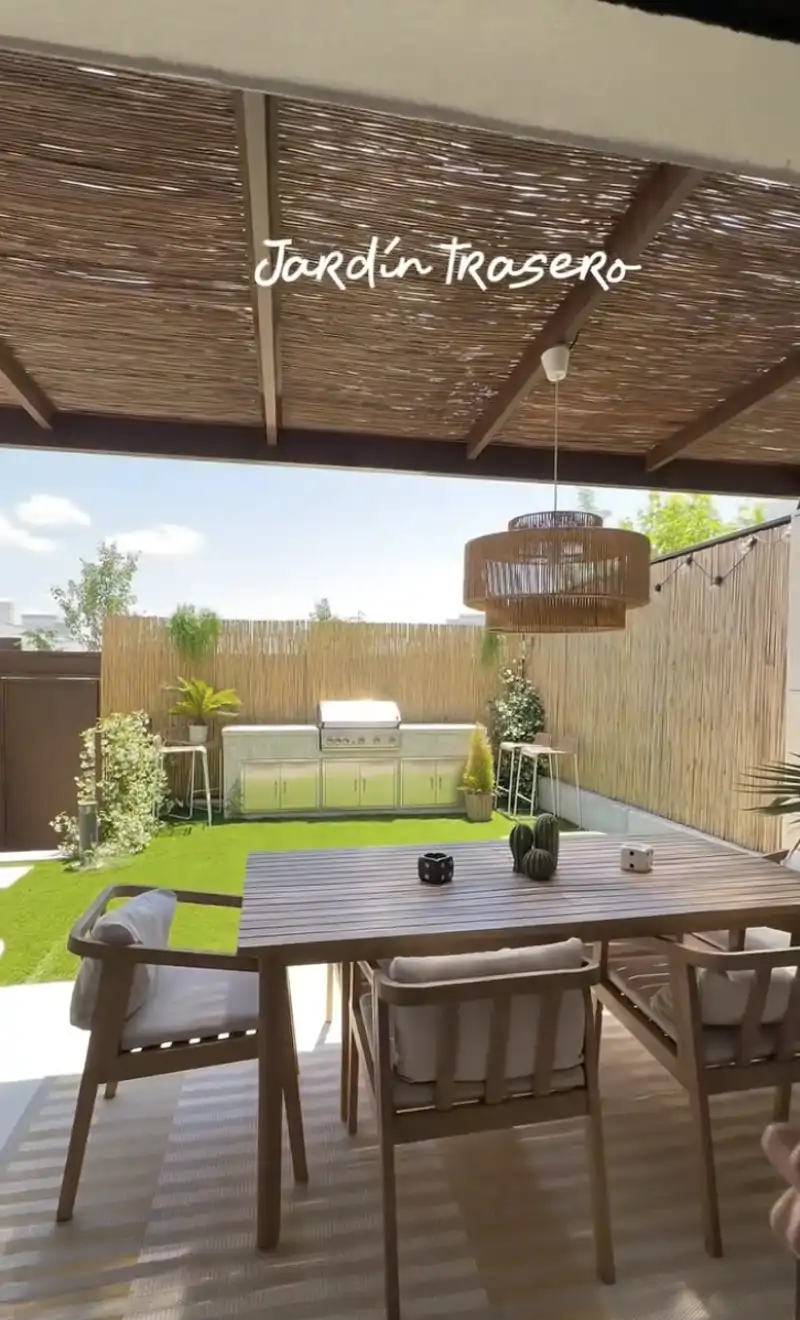 El jardín trasero de la casa de Marina Rivers 