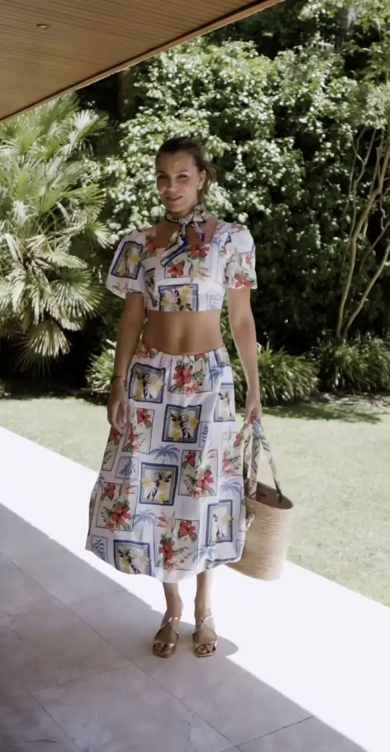 Falda globo estampada y crop top a juego: ideal para llevar con capazo