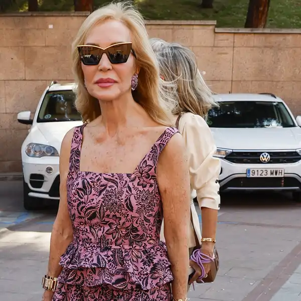 Carmen Lomana arrasa con su último look veraniego: el escote más favorecedor y la falda más fresquita y chic