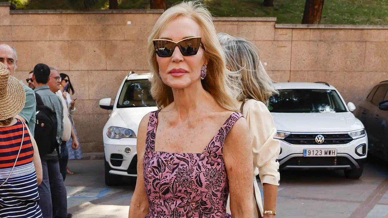 Carmen Lomana arrasa con su último look veraniego: el escote más favorecedor y la falda más fresquita y chic