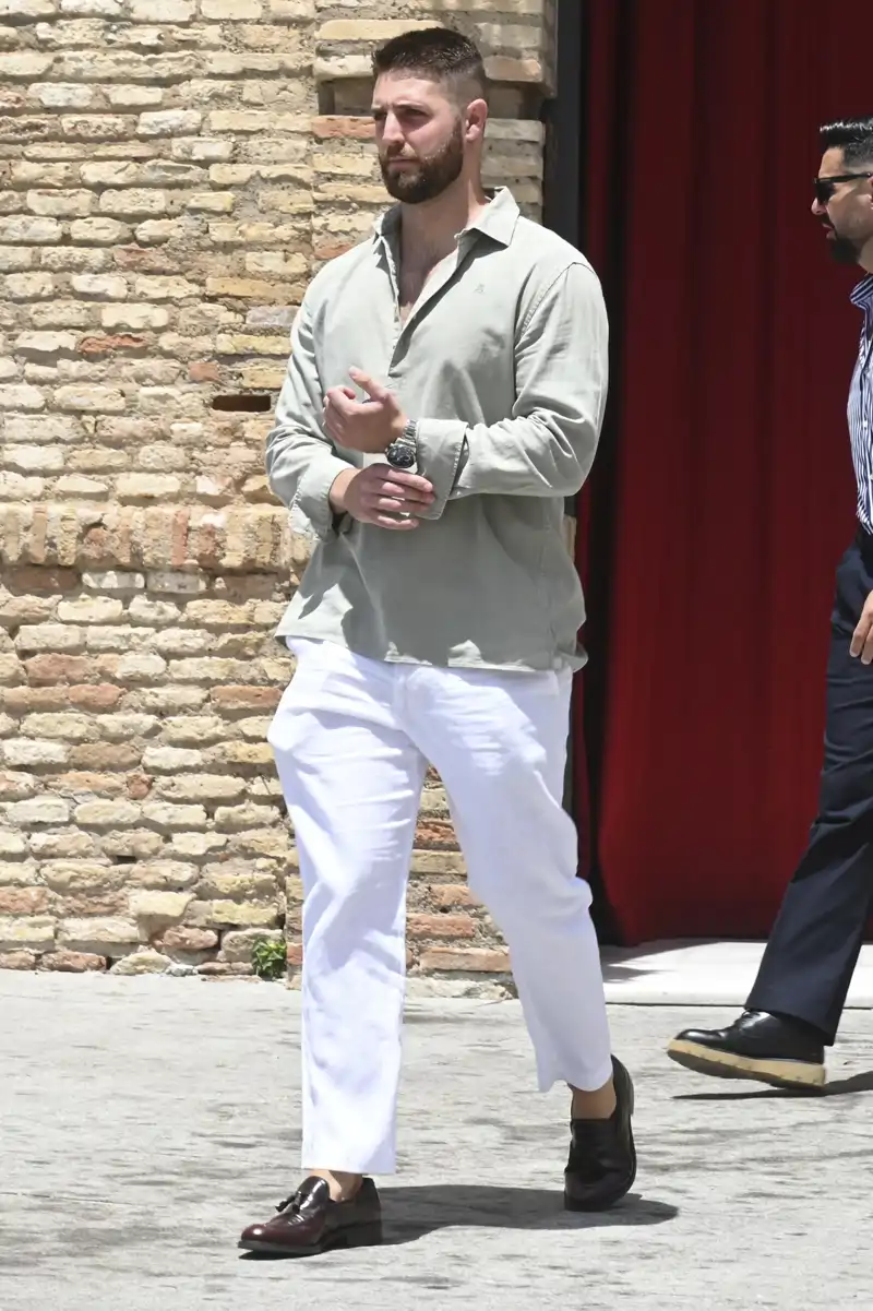 David Rodríguez y su look veraniego para asistir a la comunión de la hija de Irene Rosales y Kiko Rivera en Sevilla
