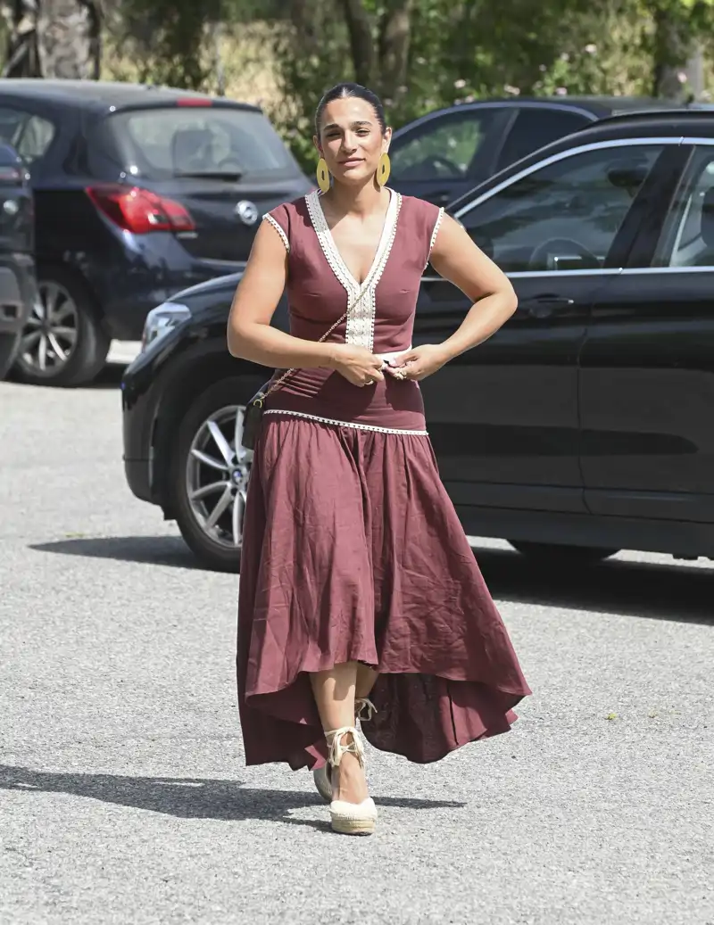 El vestido burgundy de Alma Bollo en la primera comunión de Ana Rivera