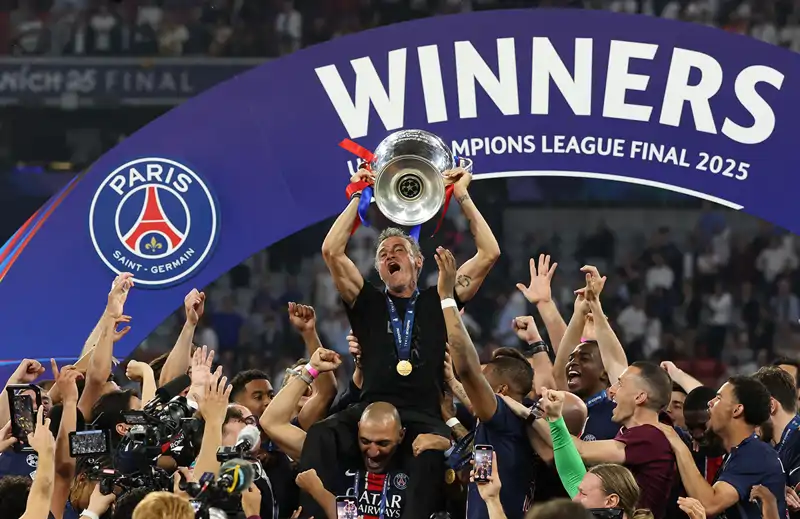 Luis Enrique levantando la Champions League con el PSG