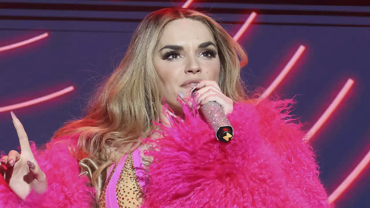 Melody con un look rosa