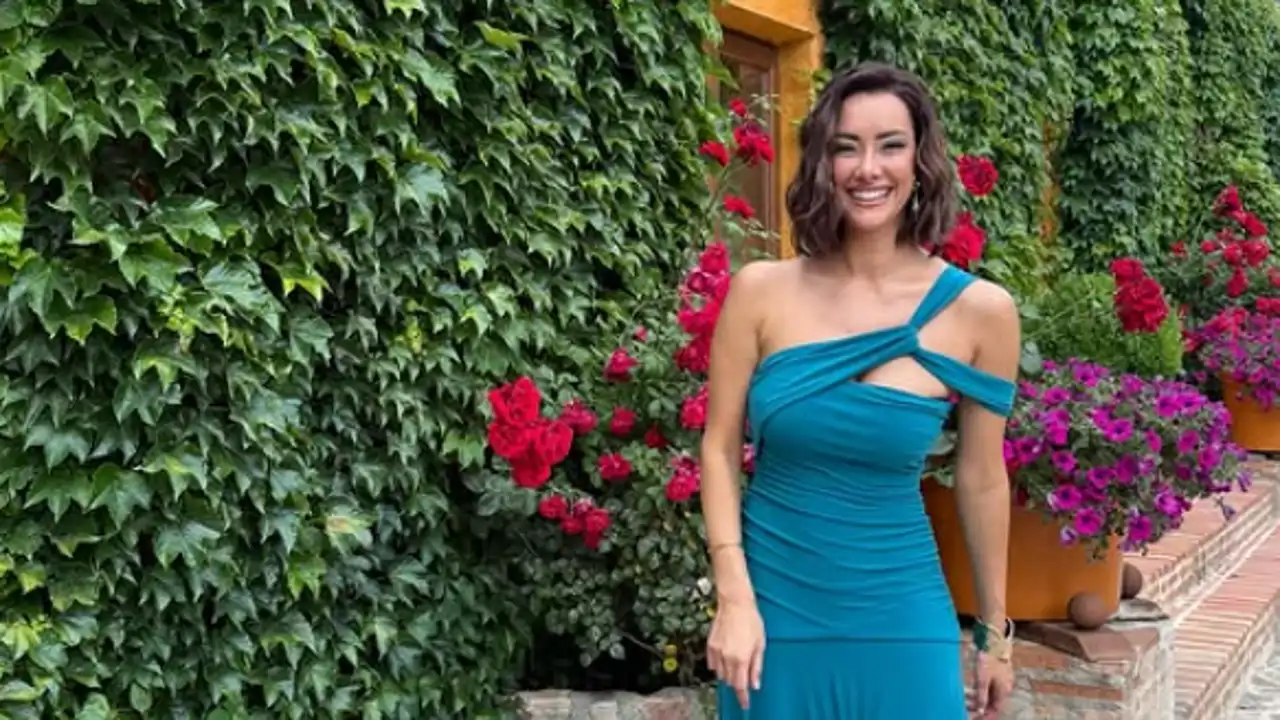 Adara acude como invitada a una boda