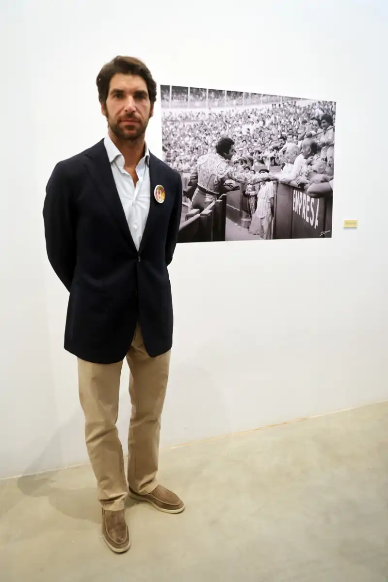 Cayetano Rivera posa durante una exposición 