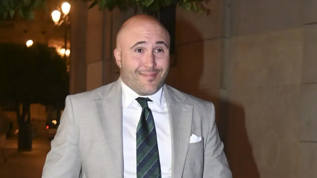 Kiko Rivera de traje