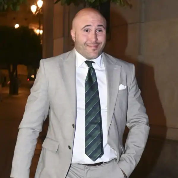 Kiko Rivera de traje