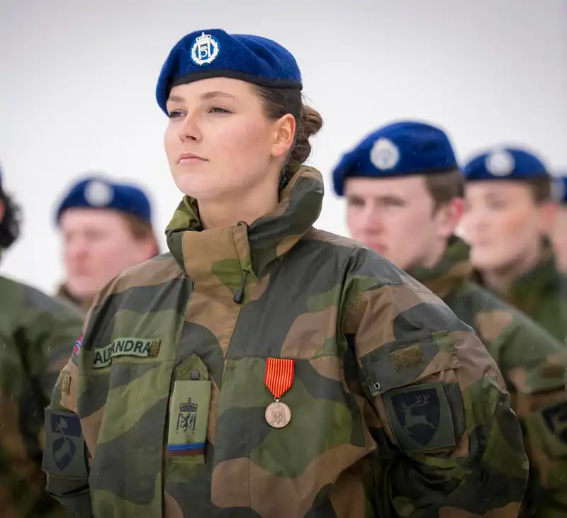 La princesa Ingrid de Noruega, tras licenciarse en el ejército