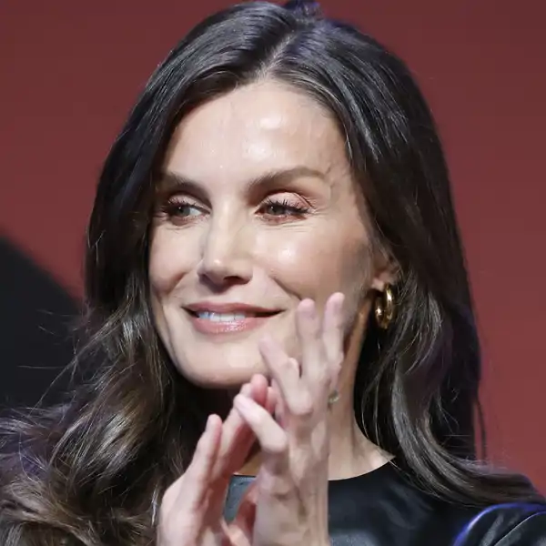 La Reina Letizia aplaudiendo