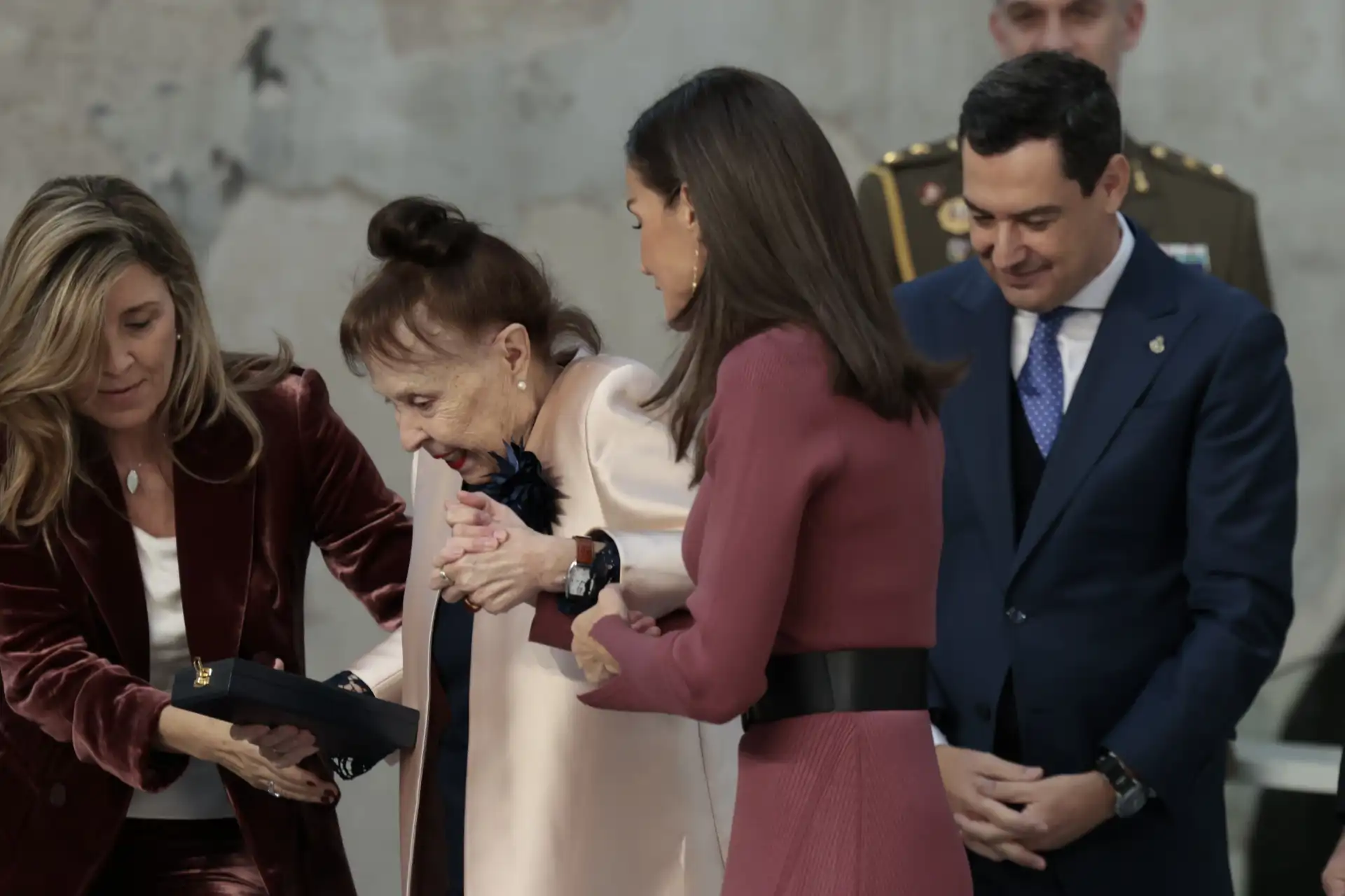 La Reina letizia ayuda a Gemma Cuervo