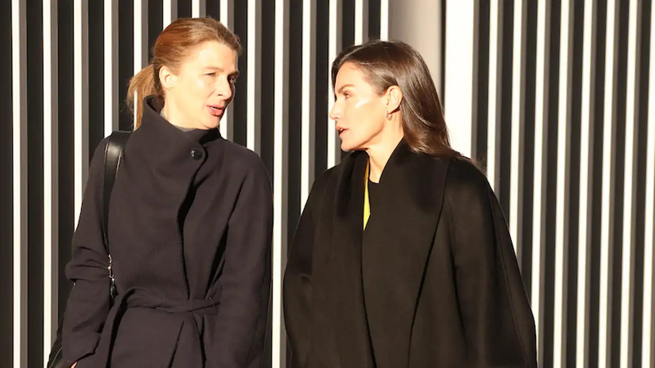 La Reina Letizia llega con María Dolores Ocaña a la reunión con la  con la Asociación Española Contra el Cáncer
