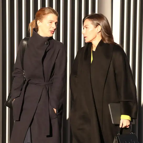 La Reina Letizia llega con María Dolores Ocaña a la reunión con la  con la Asociación Española Contra el Cáncer