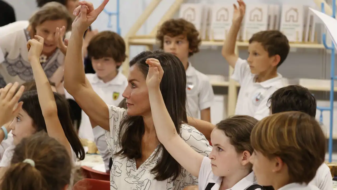 De su minifalda a sus lágrimas por Leonor: todas las veces que la Reina Letizia ha roto el protocolo en los últimos tiempos y ha sido aplaudida por ello