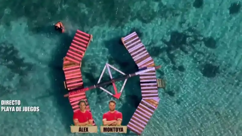 Montoya salta al agua para auxiliar a Álex Adrover