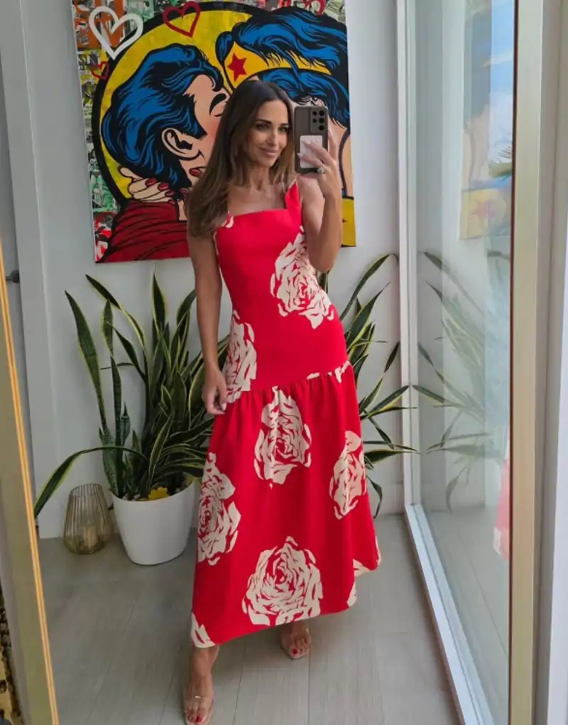 Paula Echevarría con un bonito vestido rojo con estampado de grandes flores