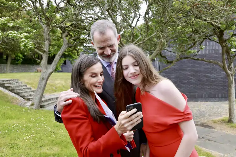 Sus Majestades los Reyes junto a la Infanta Sofía