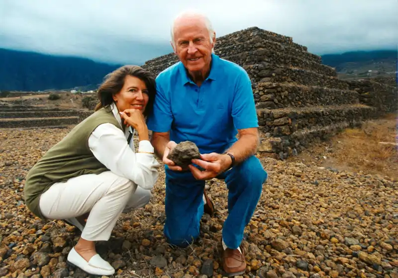 Thor Heyerdahl junto a su mujer