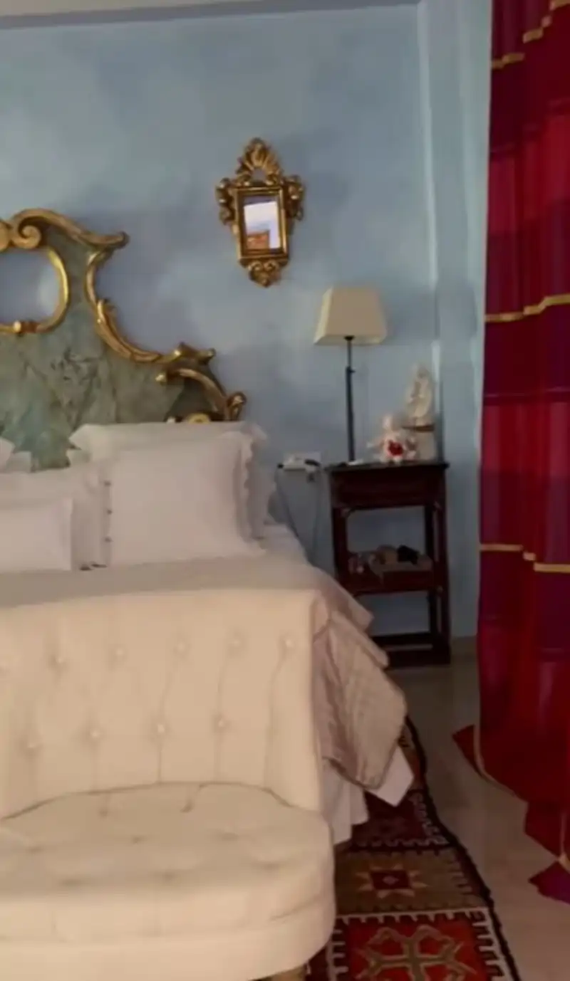Detalles del dormitorio de Carmen Lomana en Marbella