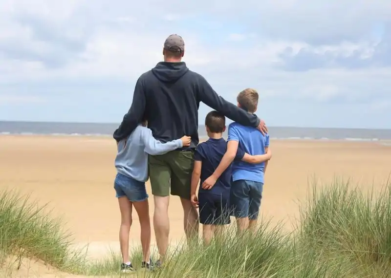 El Príncipe Guillermo y sus hijos en la playa de Holkham