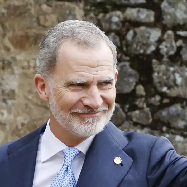 El Rey Felipe VI saluda amablemente 