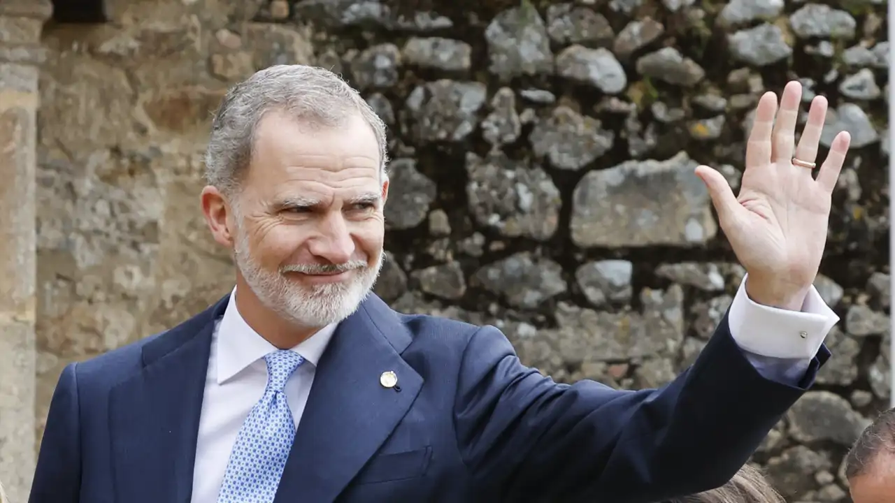El Rey Felipe VI, como nunca antes le habíamos visto, se convierte en guía por un día en el Museo del Prado: "Como curiosidad, esa cruz roja"