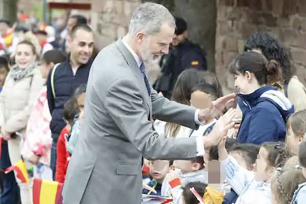 Felipe VI choca los cinco