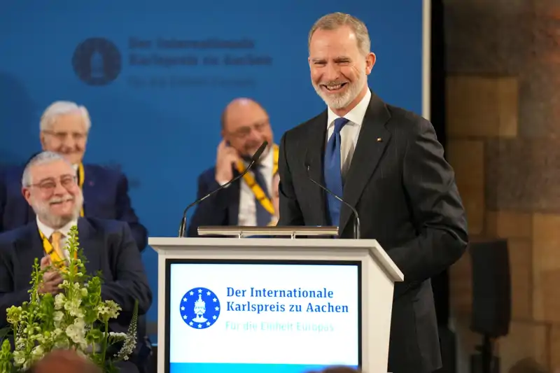 Felipe VI sonríe relajado en un acto público en Alemania.