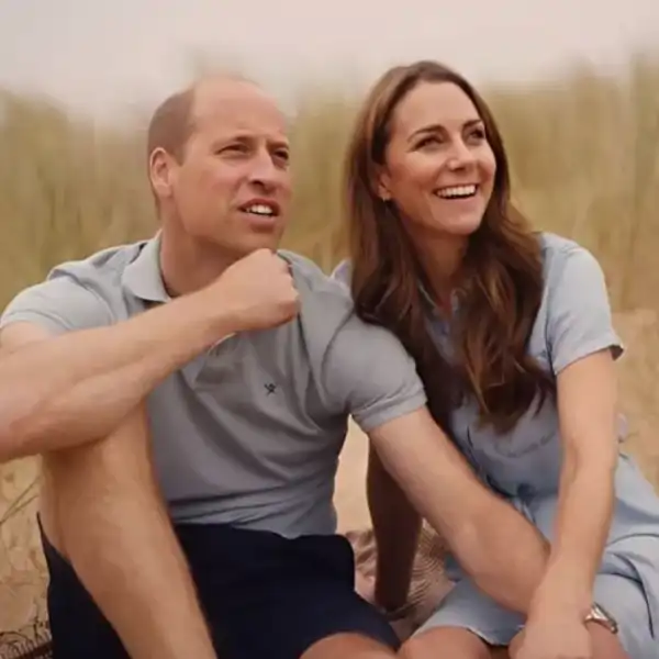 Kate Middleton y el Príncipe Guillermo en unas dunas 