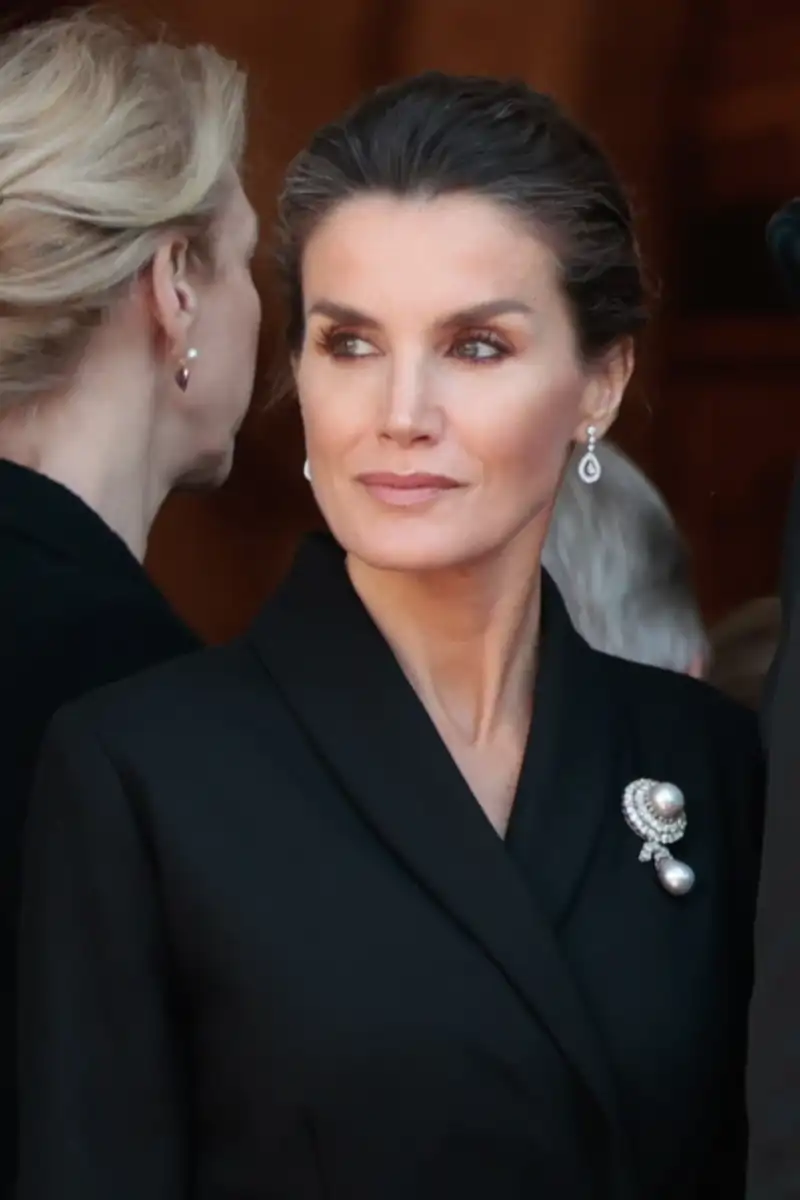 La perla 'Peregrina' de la Reina Letizia en el funeral de Constantino de Grecia