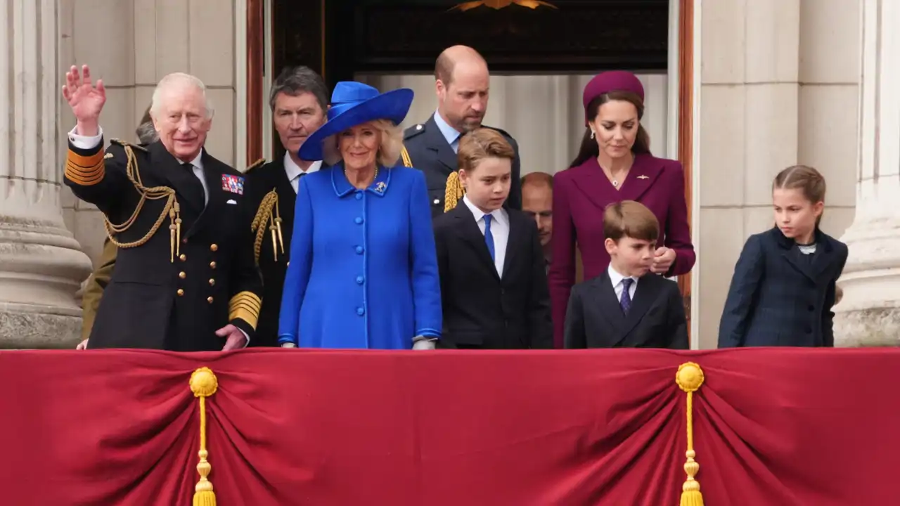 Los Reyes Carlos y Camilla junto a otros miembros de la Familia Real británica durante el Día de la Victoria