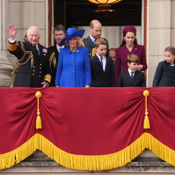 Los Reyes Carlos y Camilla junto a otros miembros de la Familia Real británica durante el Día de la Victoria