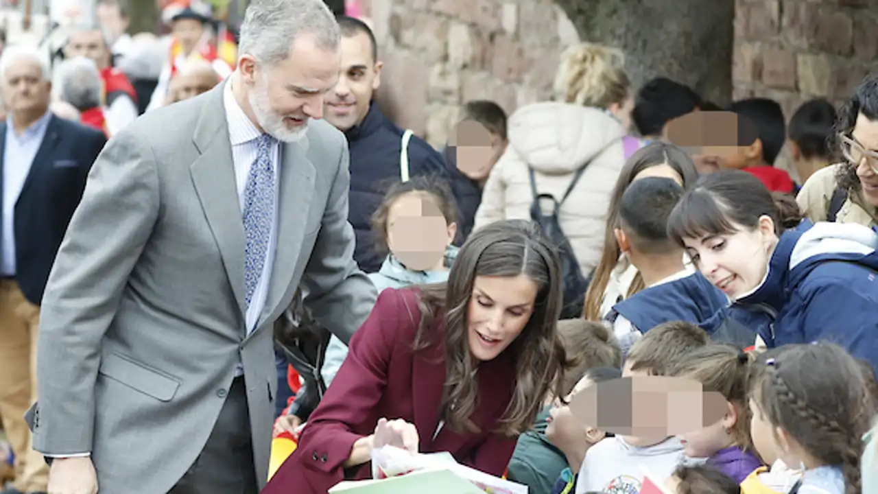 Las mejores fotos de los Reyes Felipe y Letizia en Brañosera: de la sorpresa de una niña al principal contratiempo