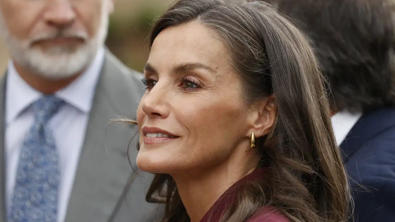 La Reina Letizia rescata su 'uniforme' favorito y desafía a las bajas temperaturas de Palencia con el traje burdeos más versátil para lucir en la oficina