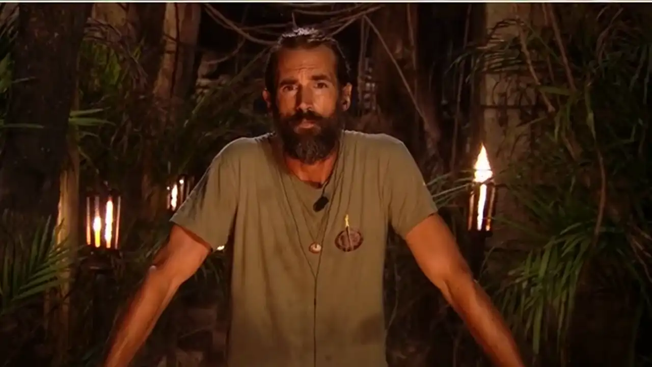 La unánime reacción de los concursantes de 'Supervivientes' al conocer el parte médico de Álex Adrover: "Eres otro"