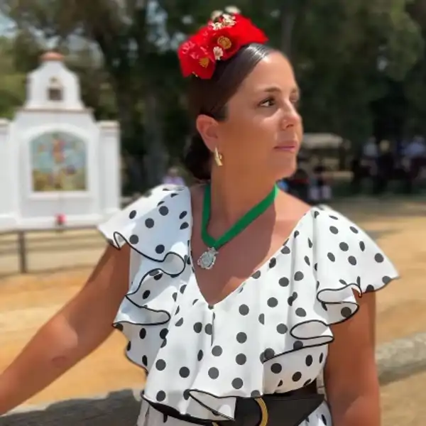 Anabel Pantoja con una bata rociera de lunares