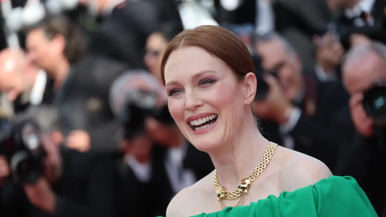 Julianne Moore (64 años), sobre su elixir de la juventud: "Mi madre tenía la piel muy blanca y le preocupaba constantemente que nos quemáramos con el sol"