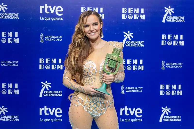 Melody con el trofeo del Benidorm Fest