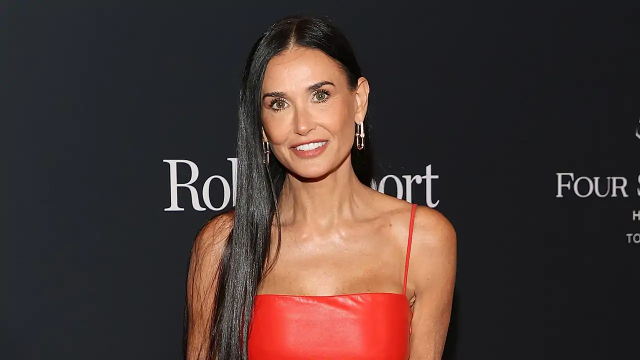 Demi Moore, (62 años): "Tengo la piel híper sensible y he encontrado este producto que literalmente lo elimina todo. Es mágico”