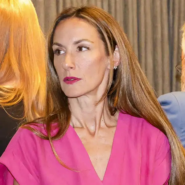 Telma Ortiz vestida de rosa fucsia