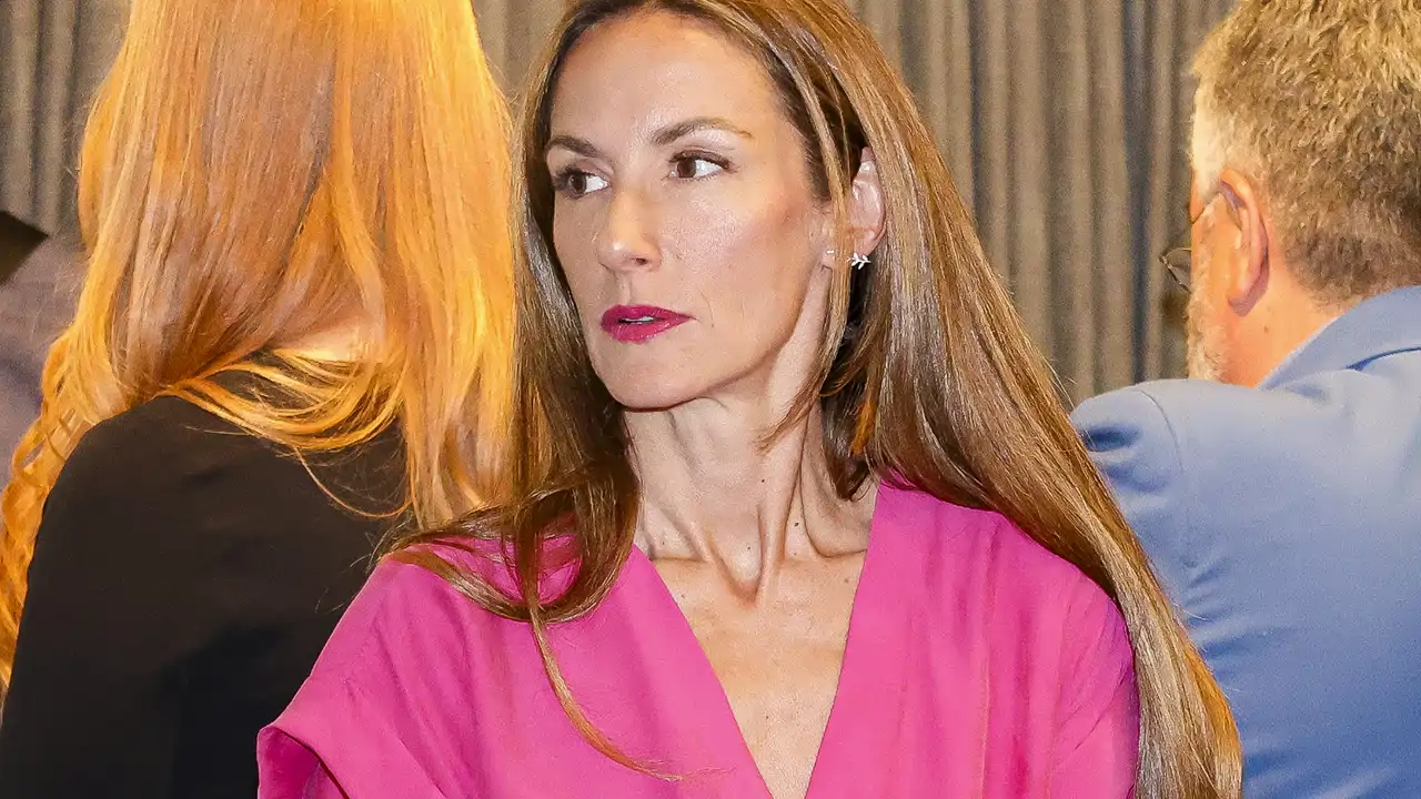 Telma Ortiz, hermana de la Reina Letizia, se pone flamenca en Sevilla con el vestido de Mango perfecto para los eventos de verano: satinado, con la espalda al aire y flecos