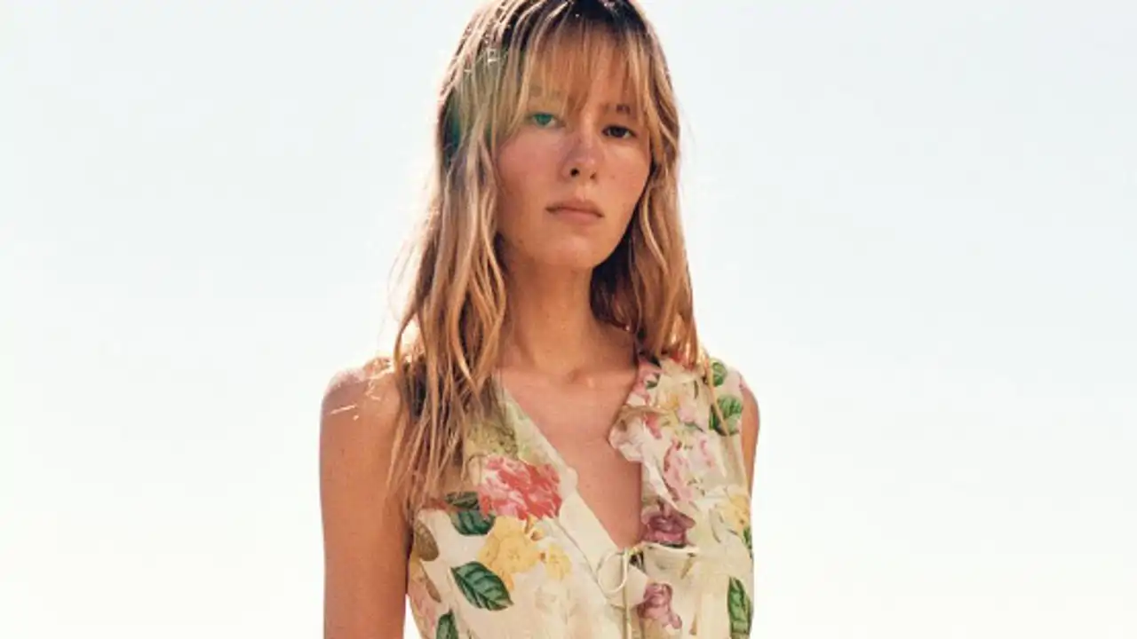 Acaban de llegar a Zara los vestidos de flores que te solucionarán cualquier plan: frescos, rejuvenecedores y perfectos para llevar con sandalias planas