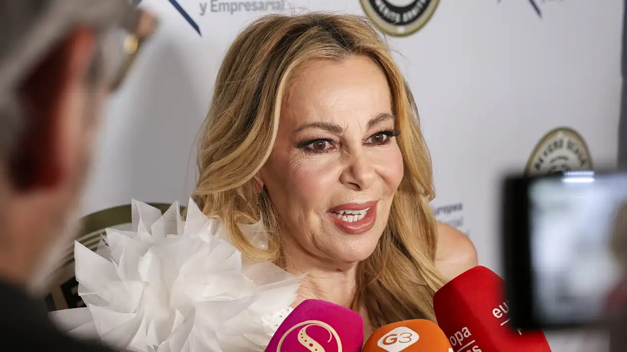 Ana Obregón atendiendo a los medios
