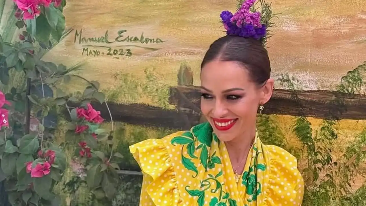 Eva González posa en su rincón favorito de la casa de Vicky Martín Berrocal en El Rocío: con murales pintados, plantas y una escultura